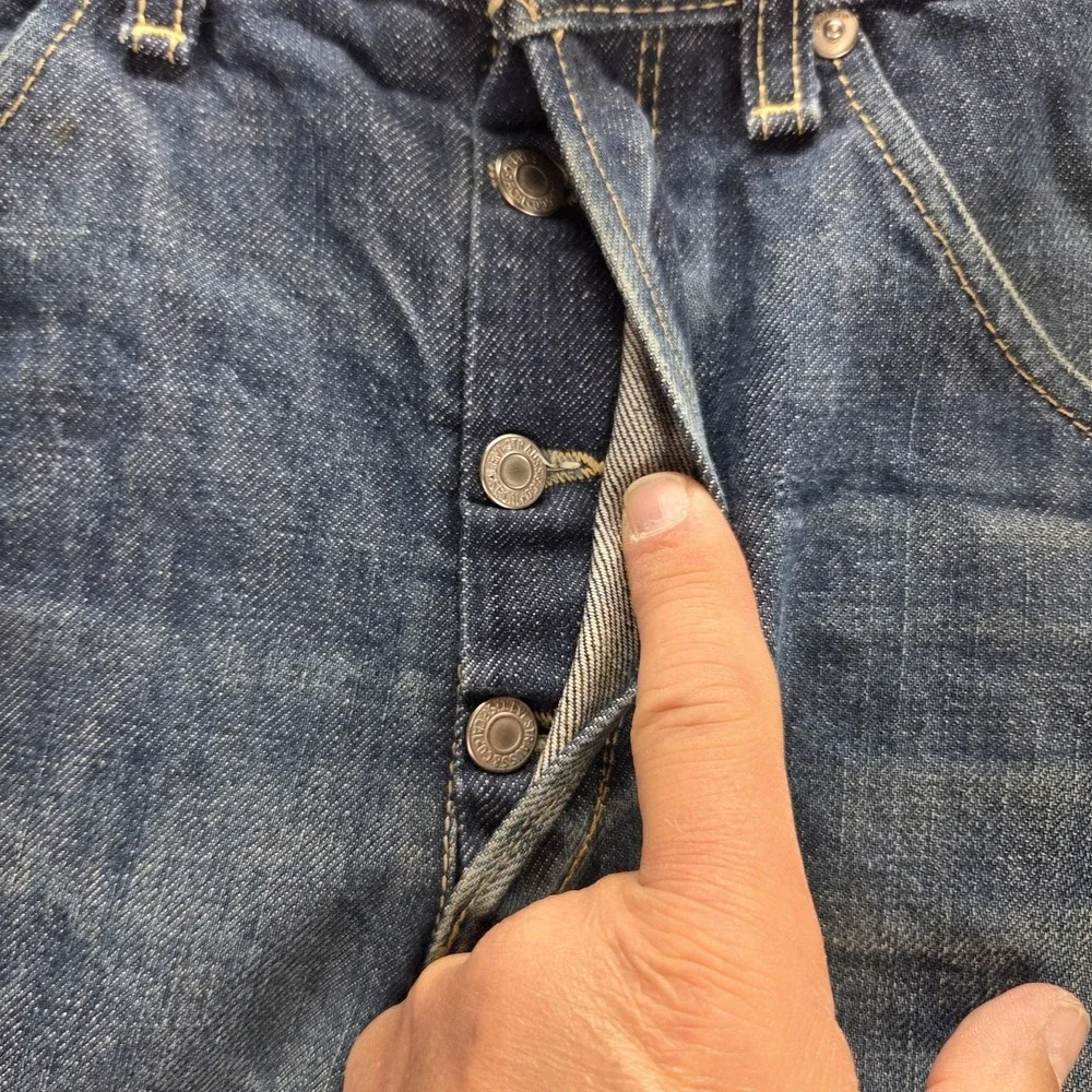 Levis visible size